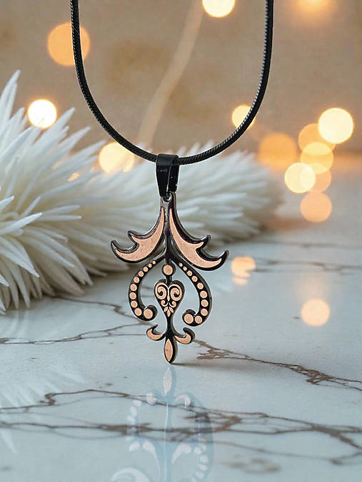 Náhrdelníky - Leonardove tulipány | čierny náhrdelník z chirurgickej ocele inšpirovaný slovenskou ornamentikou - 18173886_