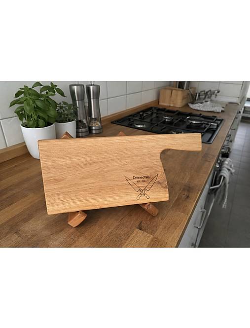 Drevená doska na krájanie z agátu alebo dubu s rúčkou + personalizácia pomocou kremnickej mince, poprípade gravírovanie
