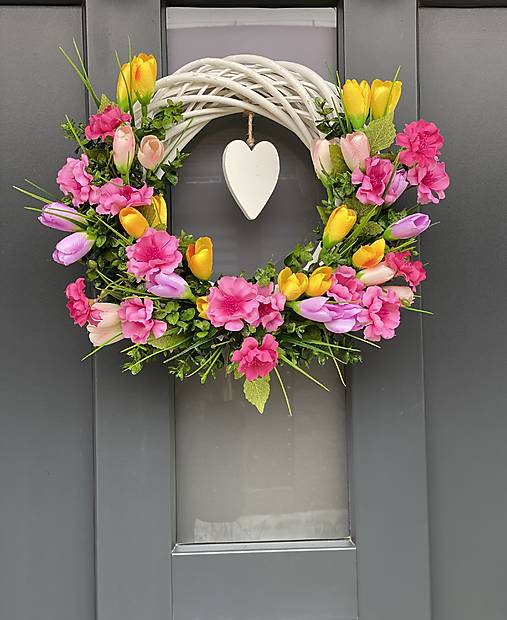 Jarný veniec “M” na svetlom prutenom základe dekorácia na dvere