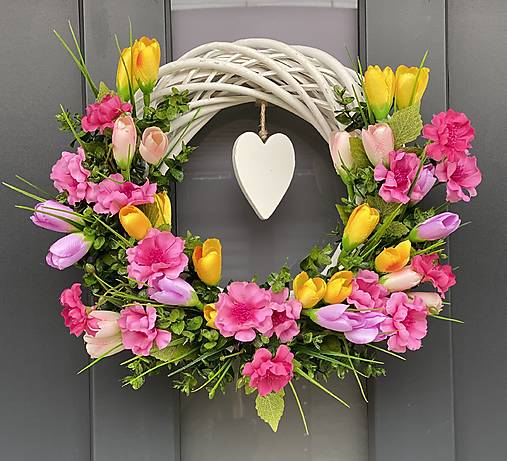 Jarný veniec “M” na svetlom prutenom základe dekorácia na dvere