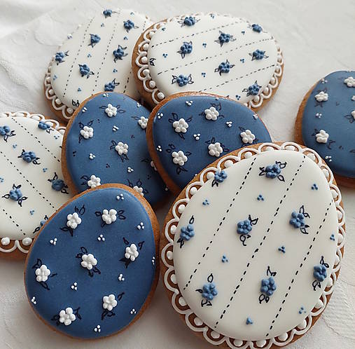 Dekorácie - Kraslice s modrou farbou 9 cm / 7 cm (väčšia biela) - 18176065_