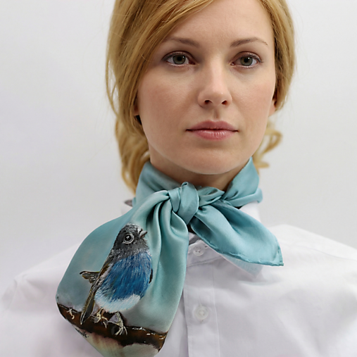 Ručne maľovaná hodvábna šatka s vtáčikom – sivomodrá