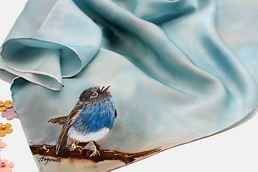 Ručne maľovaná hodvábna šatka s vtáčikom – sivomodrá