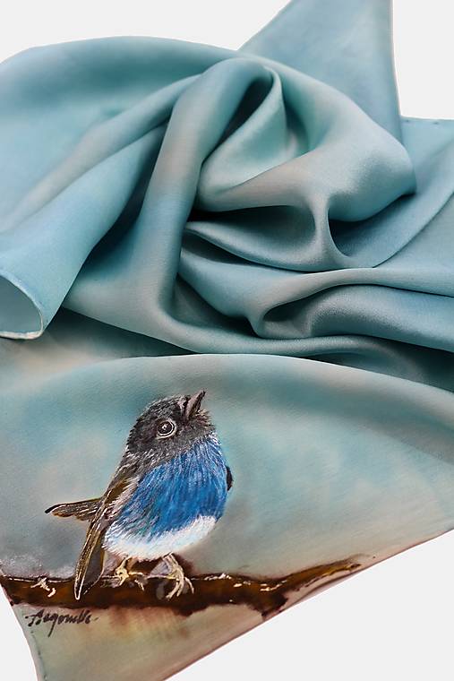 Ručne maľovaná hodvábna šatka s vtáčikom – sivomodrá