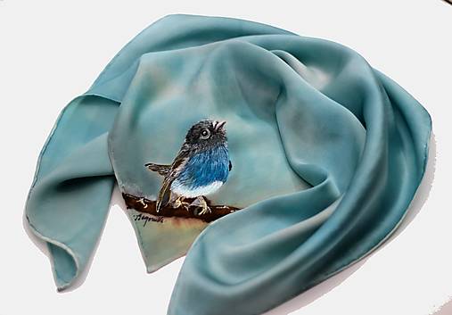 Ručne maľovaná hodvábna šatka s vtáčikom – sivomodrá