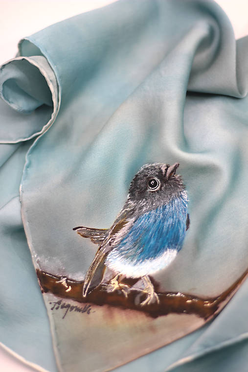 Ručne maľovaná hodvábna šatka s vtáčikom – sivomodrá