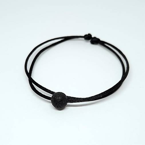 Minimalistický šnúrkový náramok s minerálom