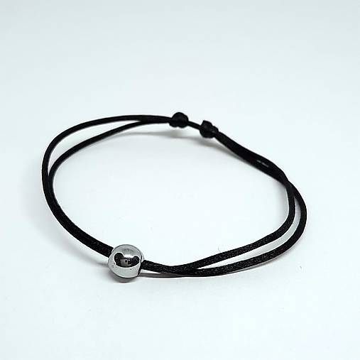 Minimalistický šnúrkový náramok s minerálom