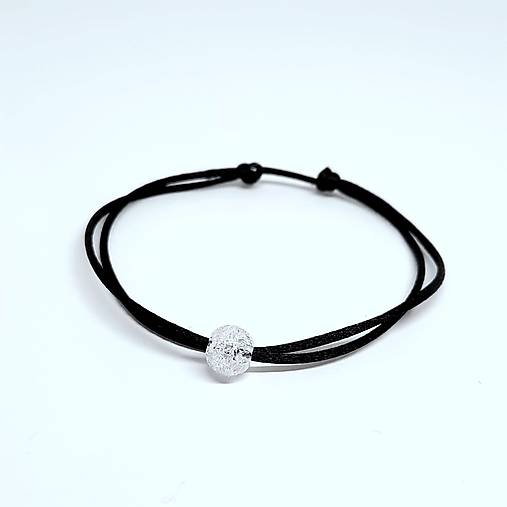 Minimalistický šnúrkový náramok s minerálom