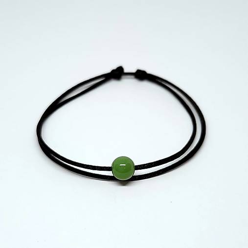 Minimalistický šnúrkový náramok s minerálom