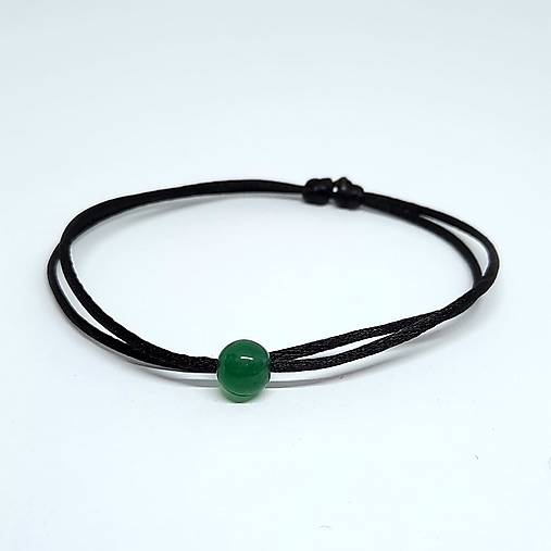 Minimalistický šnúrkový náramok s minerálom