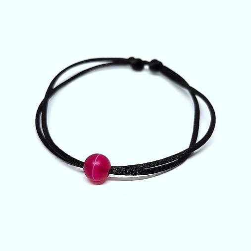 Minimalistický šnúrkový náramok s minerálom (jadeit matná fuchsia)