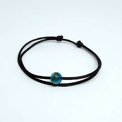 Minimalistický šnúrkový náramok s minerálom