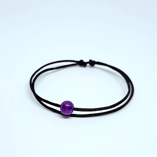 Minimalistický šnúrkový náramok s minerálom (ametyst)