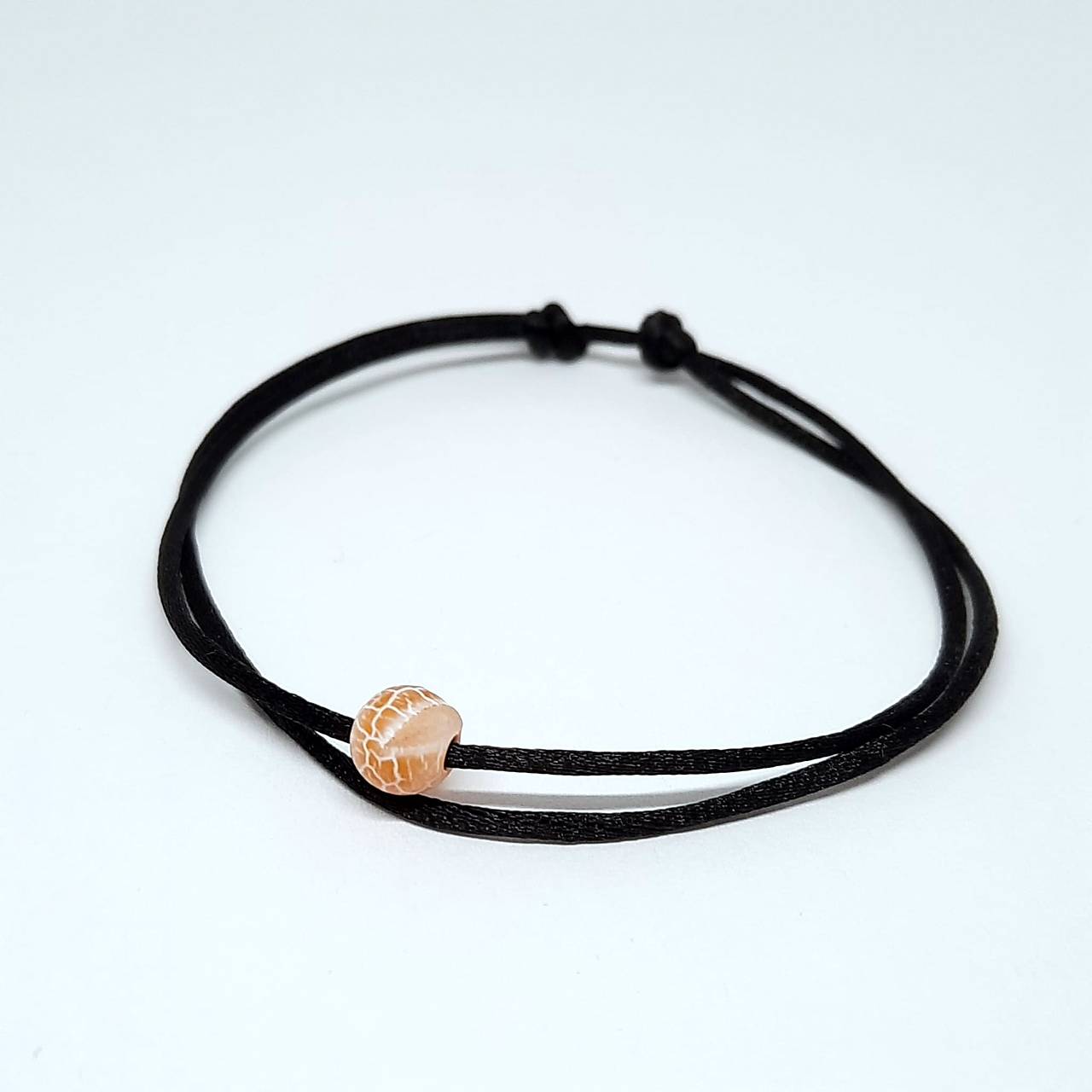 Minimalistický šnúrkový náramok s minerálom