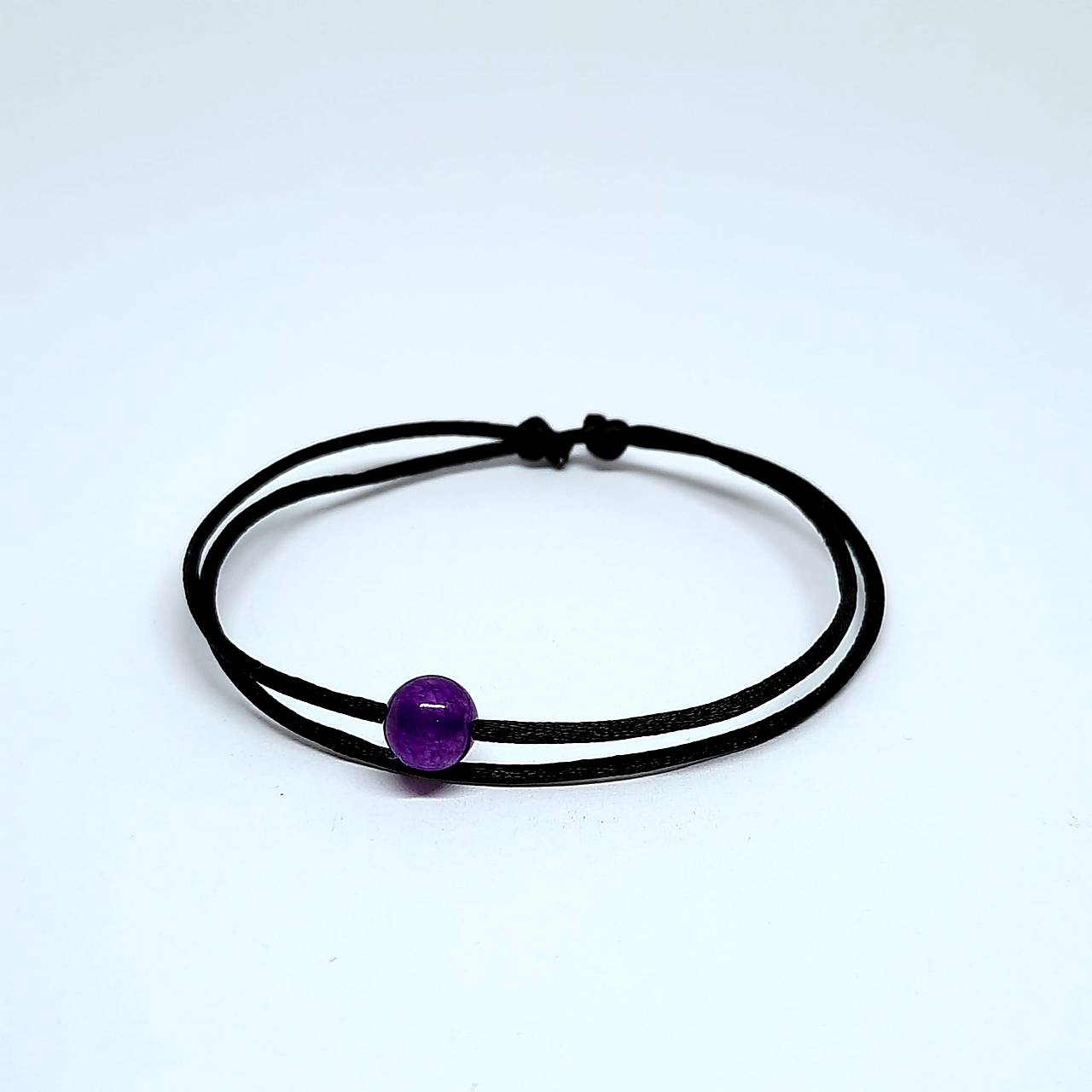 Minimalistický šnúrkový náramok s minerálom (ametyst)