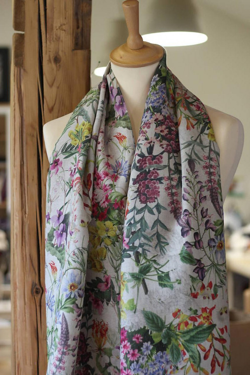 Dámska prírodná šatka zo 100% ľanu s kvetmi "BohoFloral"