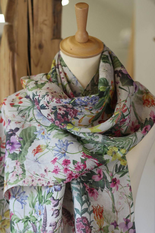 Dámska prírodná šatka zo 100% ľanu s kvetmi "BohoFloral"