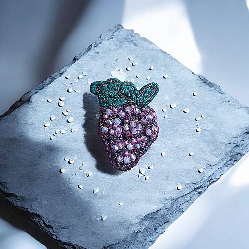 Brošne - Vyšívaná brošňa ŠŤAVNATÉ HROZNO - 18176195_