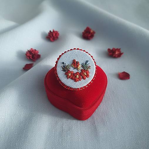 Brošne - Vyšívaná brošňa ČERVENÉ KVETY - 18176262_