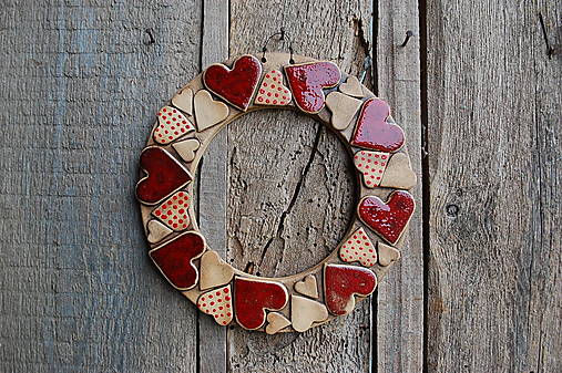 Dekorácie - Keramický venček so srdiečkami - 18175105_