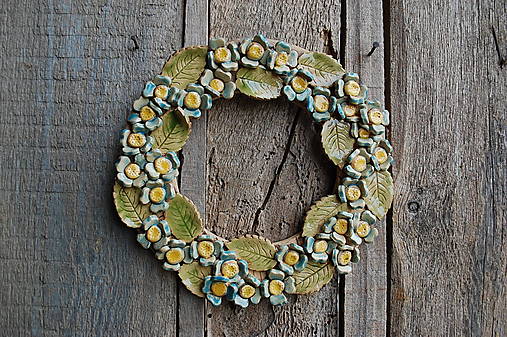 Dekorácie - Keramický venček kvetinový - 18175125_