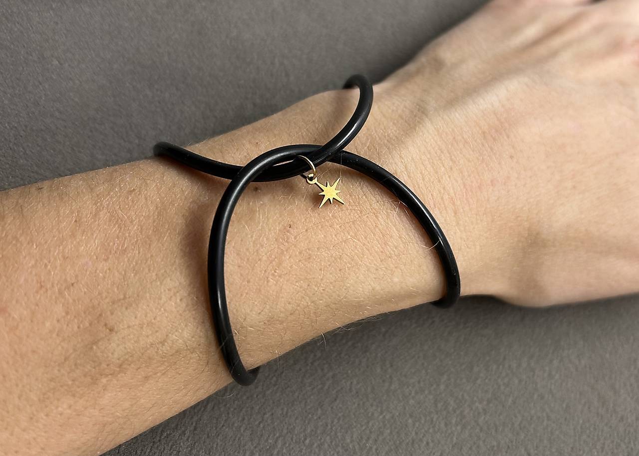 Infinity - čierny silikónový náramok s hviezdou priania  z chirurgickej ocele