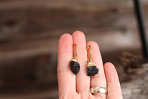 Náušnice kruhy surový turmalín