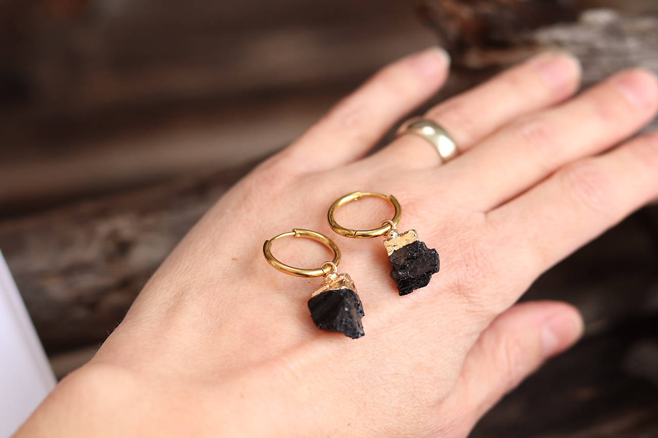 Náušnice kruhy surový turmalín