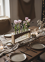  - Botanický solitér FESTUM FLORUM: Stolný skúmavkový stojan z orecha a jaseňa na kvetinové aranžmány - 18176892_