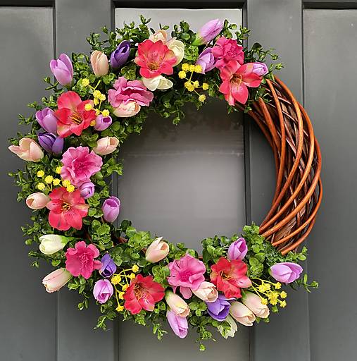 Jarný veniec “L” na hnedom prutenom základe dekorácia na dvere Polmesiac 40cm