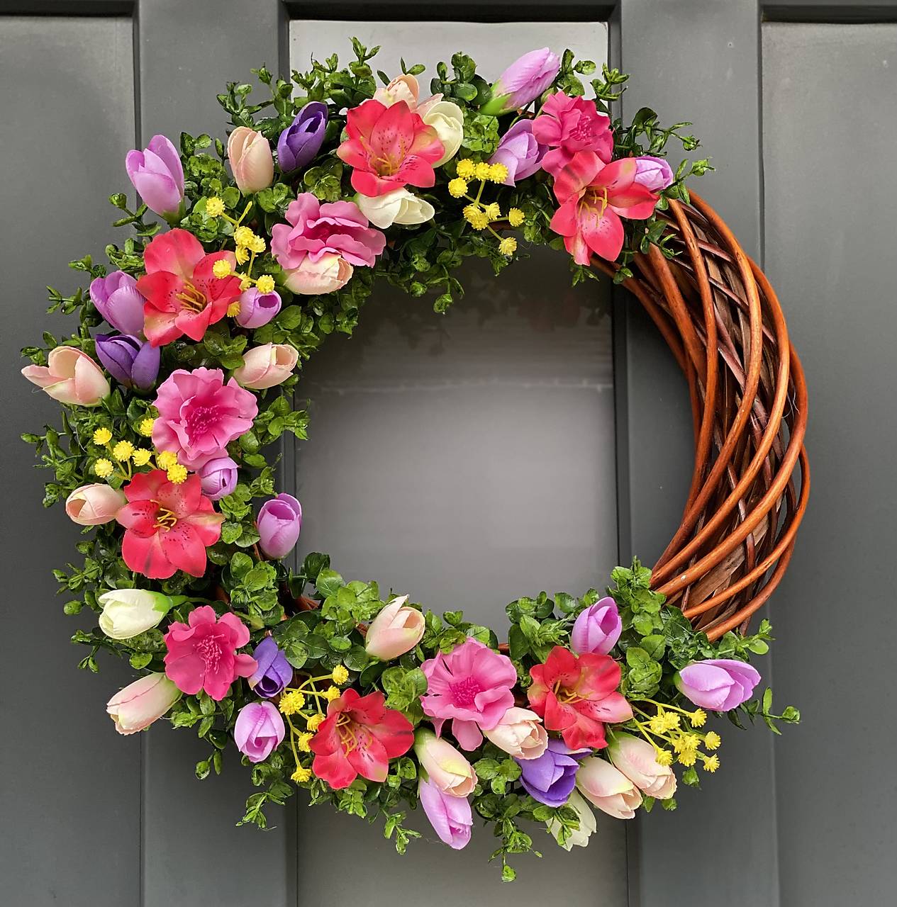 Jarný veniec “L” na hnedom prutenom základe dekorácia na dvere Polmesiac 40cm