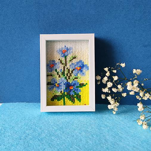 Dekorácie - Miniatúrna výšivka 5 x 7,5 cm v ráme na zavesenie: Nezábudky - 18180117_