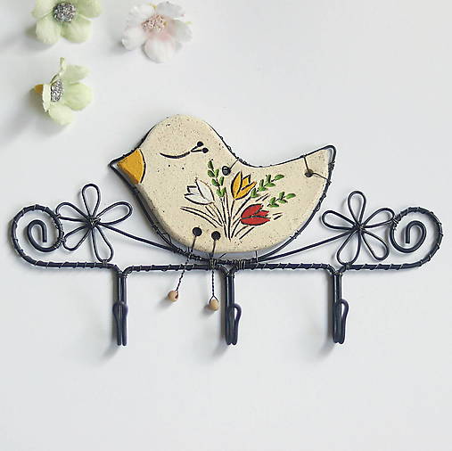 Drôtený vešiak s keramickým vtáčikom
