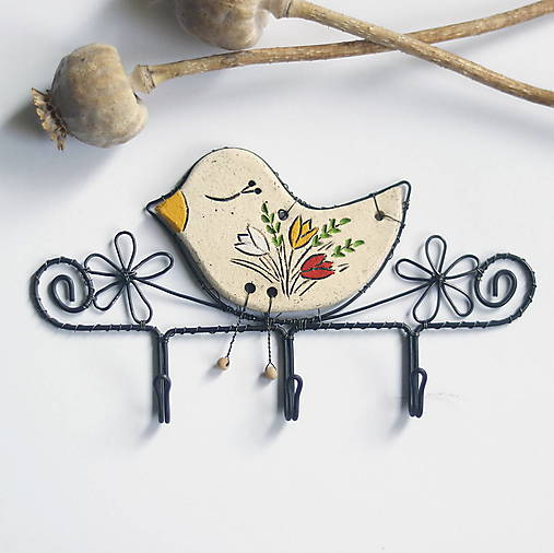 Drôtený vešiak s keramickým vtáčikom