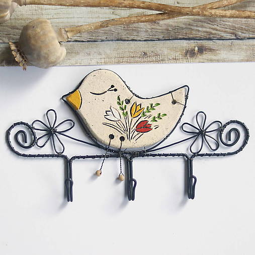 Drôtený vešiak s keramickým vtáčikom