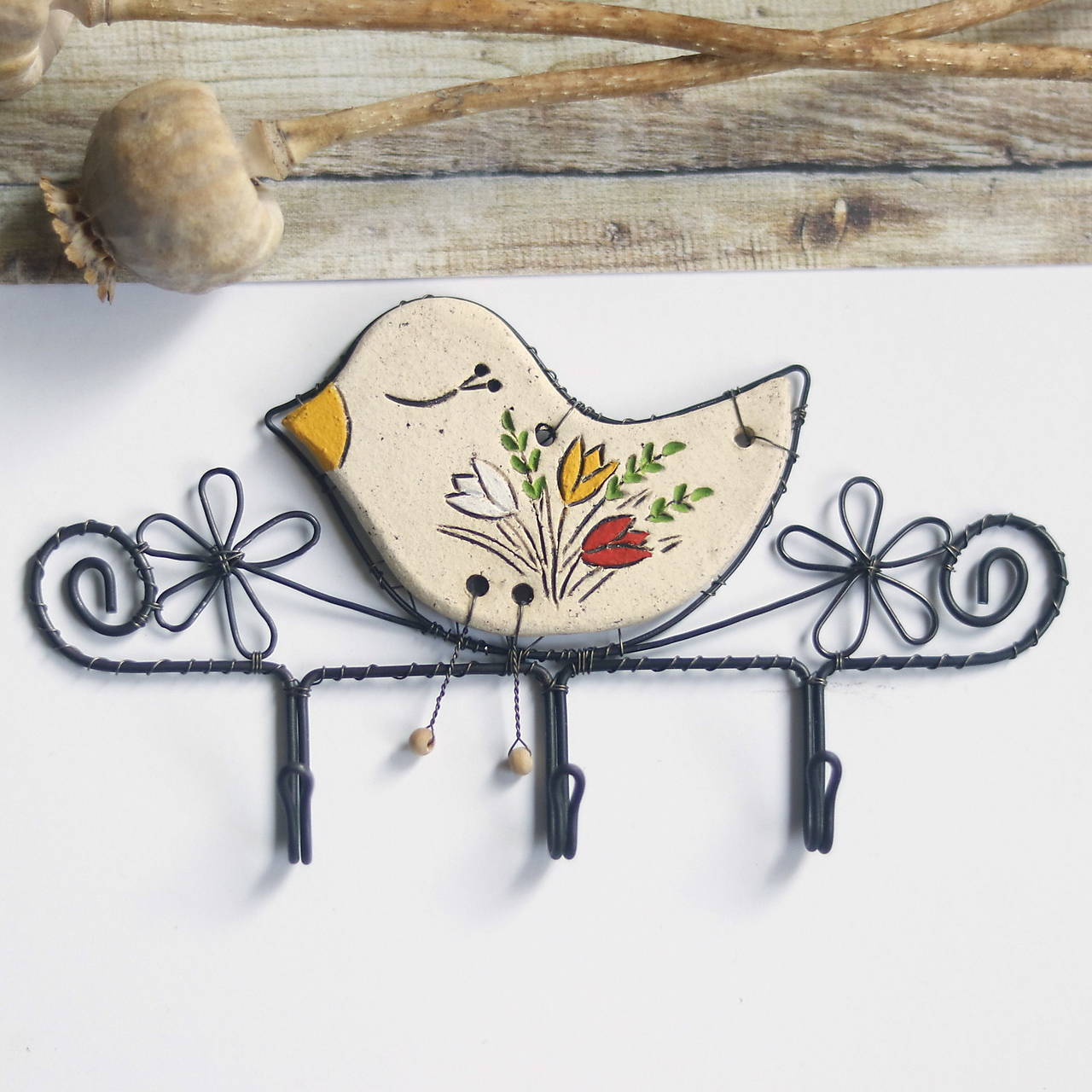 Drôtený vešiak s keramickým vtáčikom