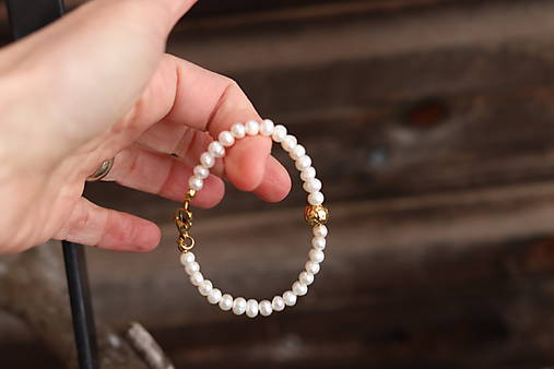 Perlový náramok s guličkou