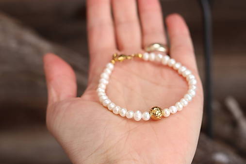 Perlový náramok s guličkou
