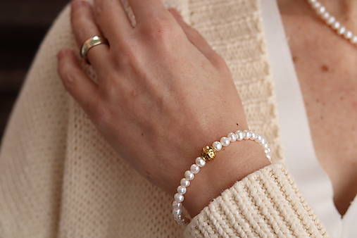 Perlový náramok s guličkou