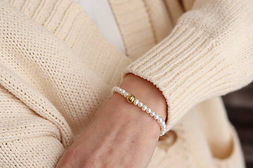 Perlový náramok s guličkou