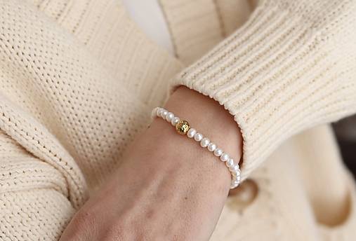 Perlový náramok s guličkou