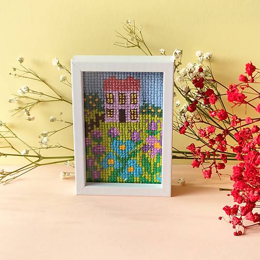 Dekorácie - Miniatúrna výšivka 5 X7,5 cm v ráme na zavesenie: Lúka - 18182047_