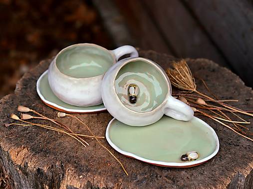 Šálka s podšálkou s včielkami