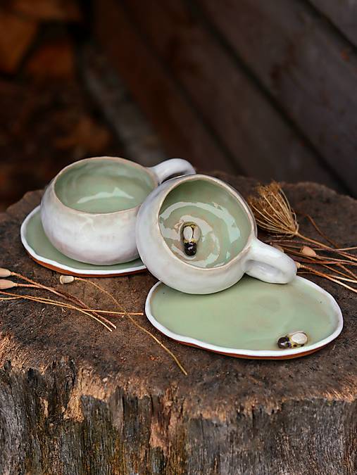 Šálka s podšálkou s včielkami