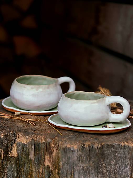 Šálka s podšálkou s včielkami