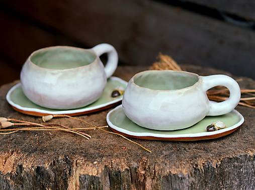 Šálka s podšálkou s včielkami