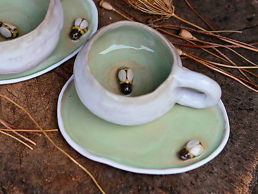 Šálka s podšálkou s včielkami