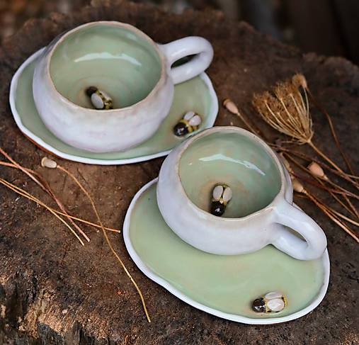 Šálka s podšálkou s včielkami