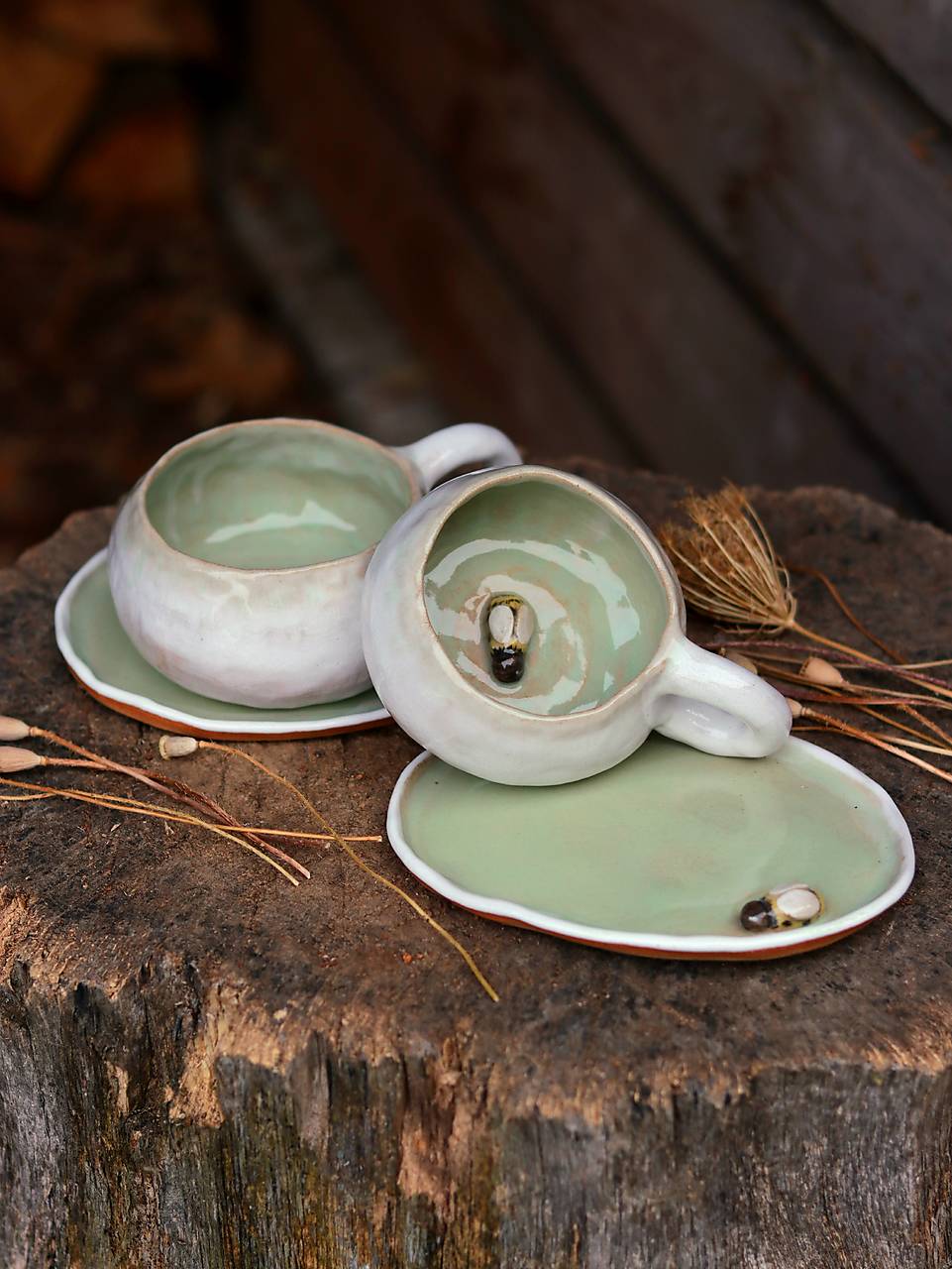 Šálka s podšálkou s včielkami